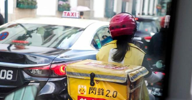 女骑手经济压力家庭责任平台规则_开网约车也能送外卖_高管失业外卖女骑手暴增35%