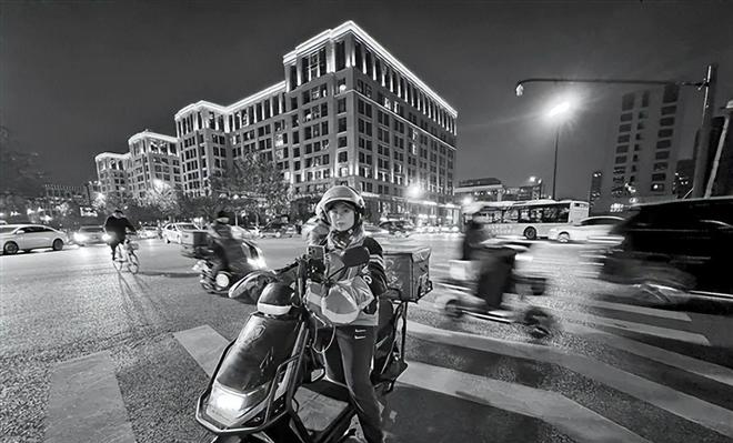 开网约车也能送外卖_女骑手经济压力家庭责任平台规则_高管失业外卖女骑手暴增35%