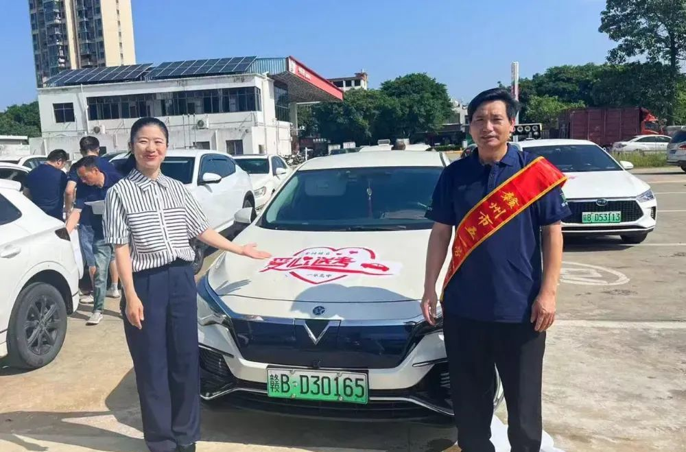 全国交通运输系统劳动模范罗理晖事迹_最牛网约车司机_网约车司机十年如一日坚持风雨无阻送乘客