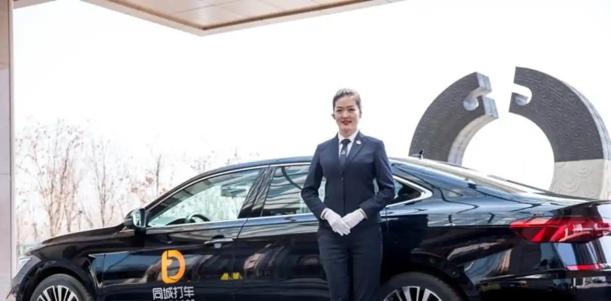 现在叫网约车,越来越有意思了,车到了你人不用上,把东西给司机就行,这种“专车送货”已成城市大生意